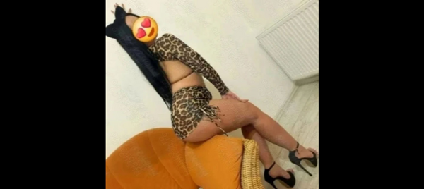 Bruneta stilata Plaza Romania.